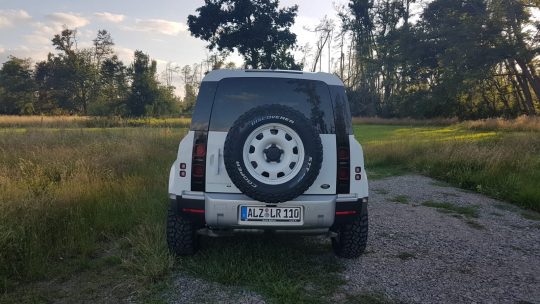 Discoverer STT Pro in 275/65 R18 mit Spurverbreiterung auf Defender 2